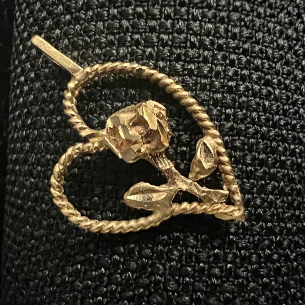 14K Yellow Gold Rose Flower Heart Pendant Charm 2g 1 Inch Cottagecore